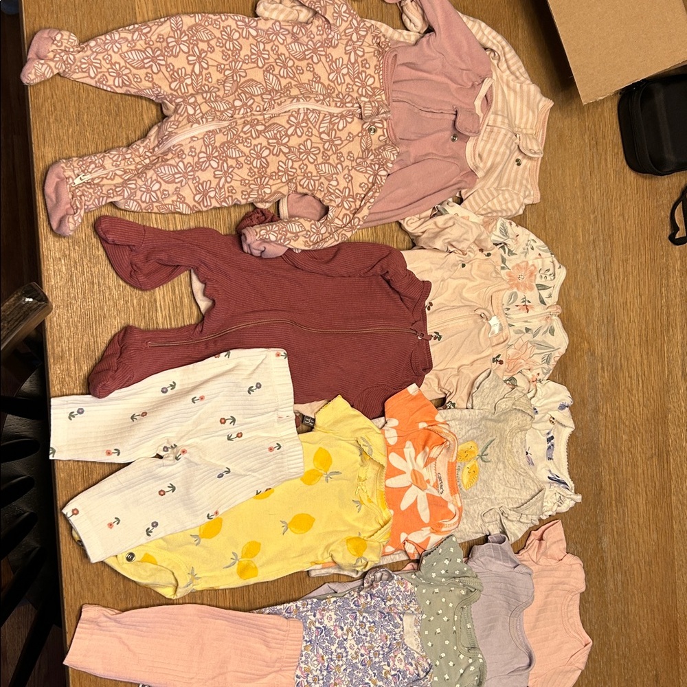 Lot (16 pieces) of newborn girl clothes